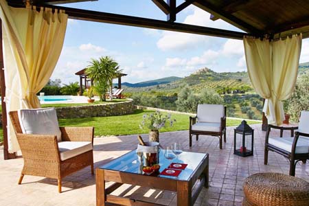 il giardino con piscina della casa vacanze melani